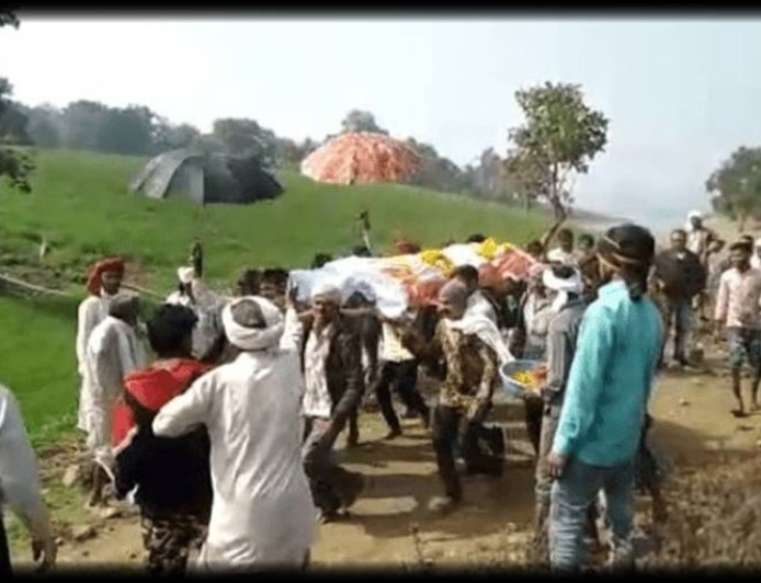 ہندوستان میں‌ والد کی آخری رسومات پر بیٹے کامنفرداقدام