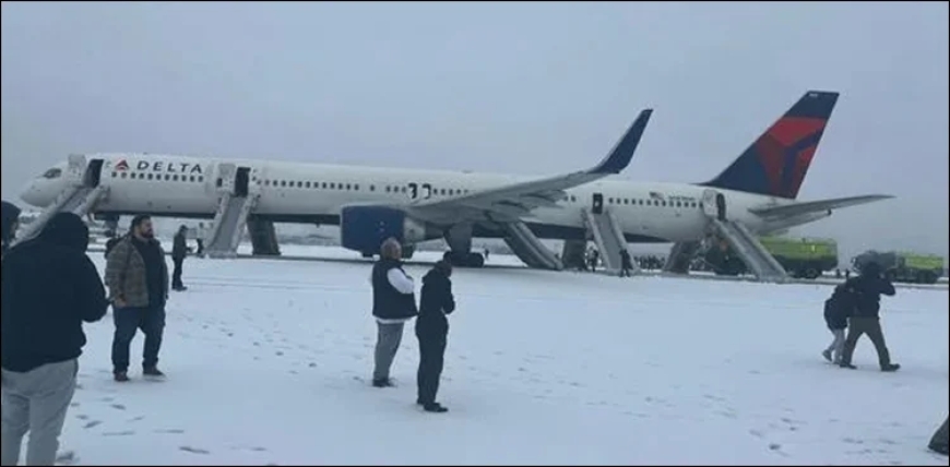 Video: Over 200 passengers stampede after plane fails to take off