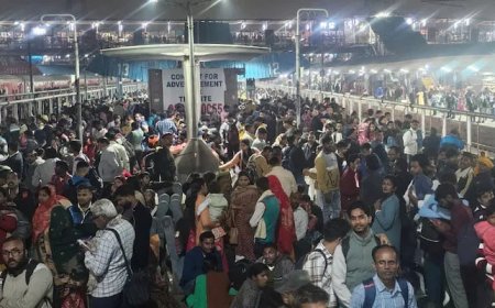 18 people, including 10 women, were killed in a stampede at the Delhi railway station