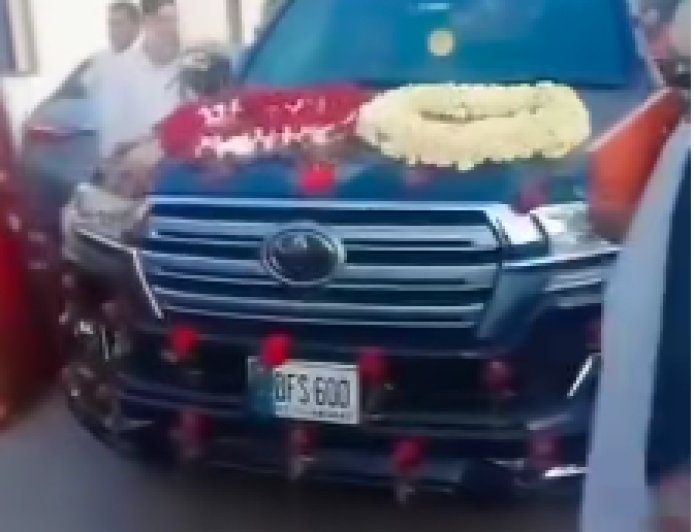 وزیر اباد میں بارات لے کر لڑکی والوں سے بدتمیزی کرنے والا دولہا روٹی کھانے کے بعد فارغ کزن کو دلہا بنا دیا گیا دیکھیے