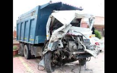 کراچی میں ڈمپر نے باپ بیٹے سمیت 3 افراد کی جان لے لی