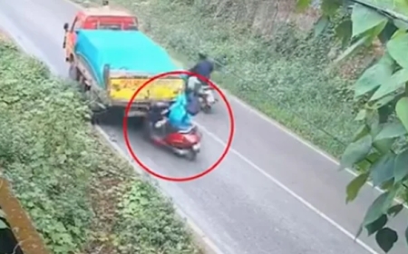 وائرل ویڈیو: ٹرک نے اسکوٹی کچل ڈالی، خاتون کا بال بیکا نہ ہوا