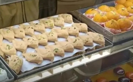 بھارت میں پاکستان سے نفرت میں مٹھائیوں کے نام بدل دیے گئے