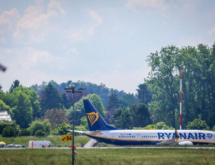 Bomb scare on plane halts operations at Belgian airport