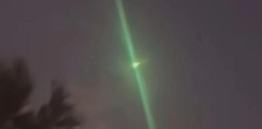 آسمان پر ’سبز روشنی‘ نے لوگوں کو حیران کردیا
