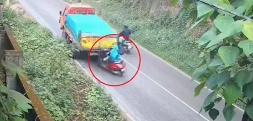 وائرل ویڈیو: ٹرک نے اسکوٹی کچل ڈالی، خاتون کا بال بیکا نہ ہوا