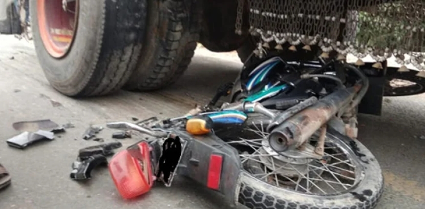 کراچی میں خونی ڈمپر نے ایک اور موٹرسائیکل سوار کو کچل ڈالا