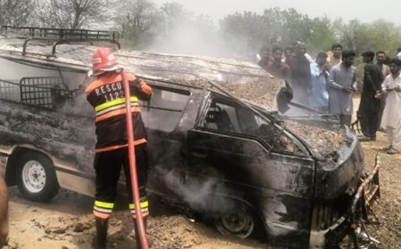 طالبات سے بھری وین میں ایل پی جی سلنڈر پھٹنے سے خوفناک آگ