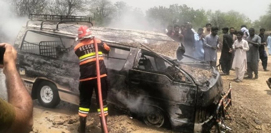 طالبات سے بھری وین میں ایل پی جی سلنڈر پھٹنے سے خوفناک آگ